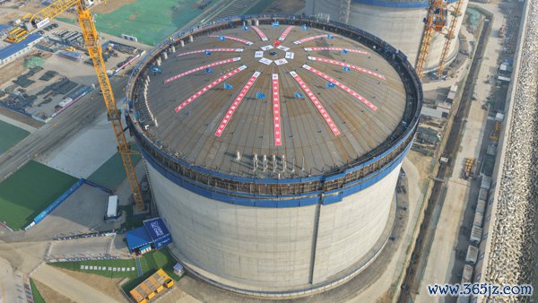 江苏华电赣榆LNG继承站首座储罐完成升顶。受访者供图